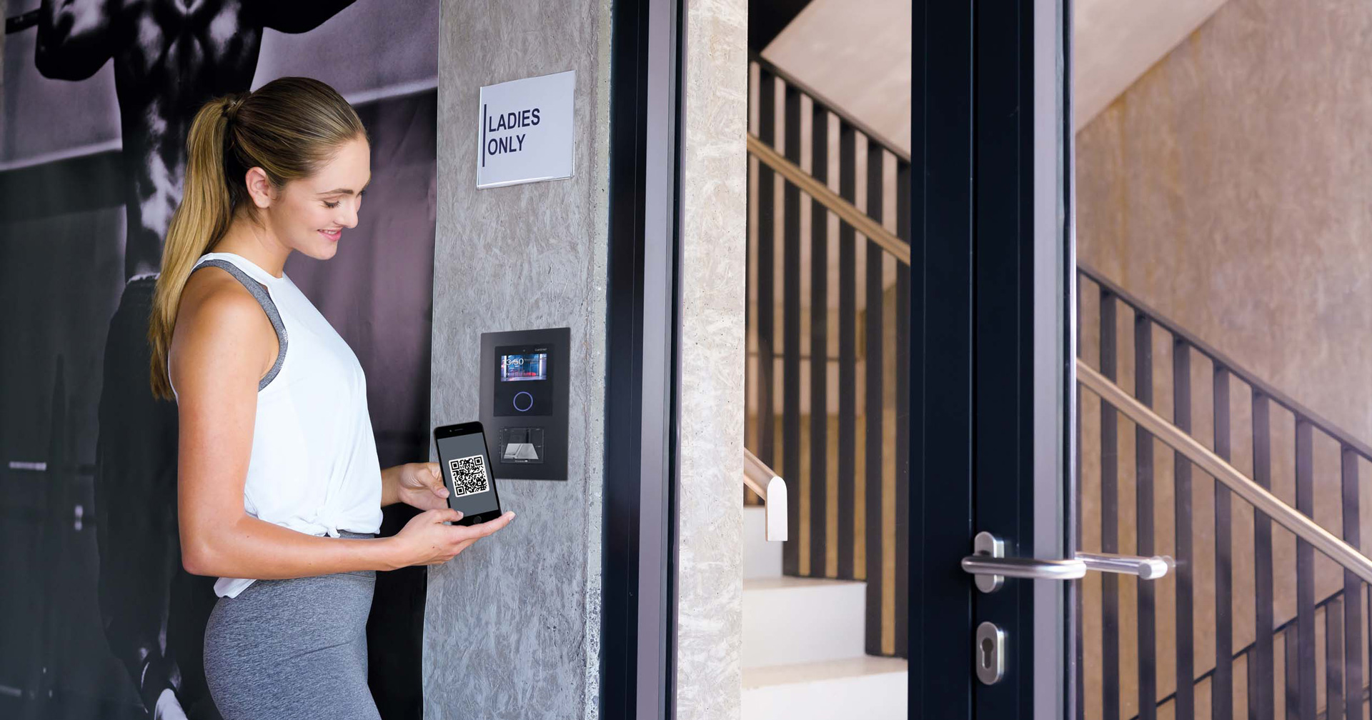 Fitnessstudiomitglied beim Check-In in den Ladies-Bereich
