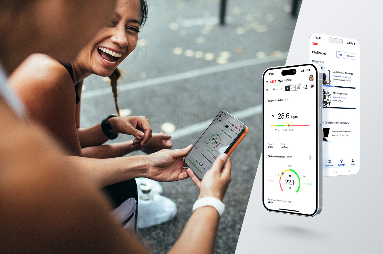 Fitnessstudiomitglieder mit Smartphone