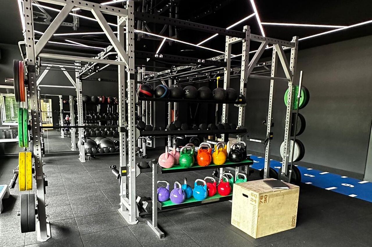 Functional Fitness Trainingsfläche in einem Fitnessstudio