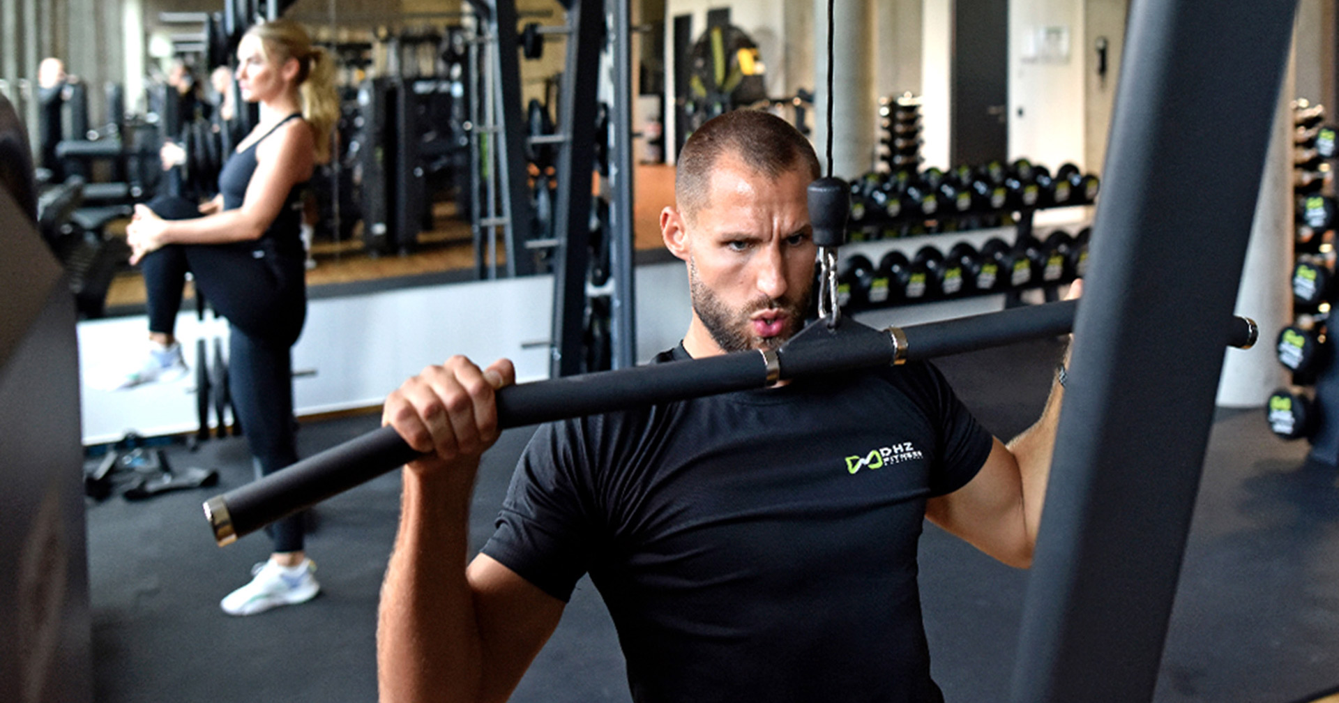 Mann macht Lat Pull-Down im DHZ Showroom Berlin