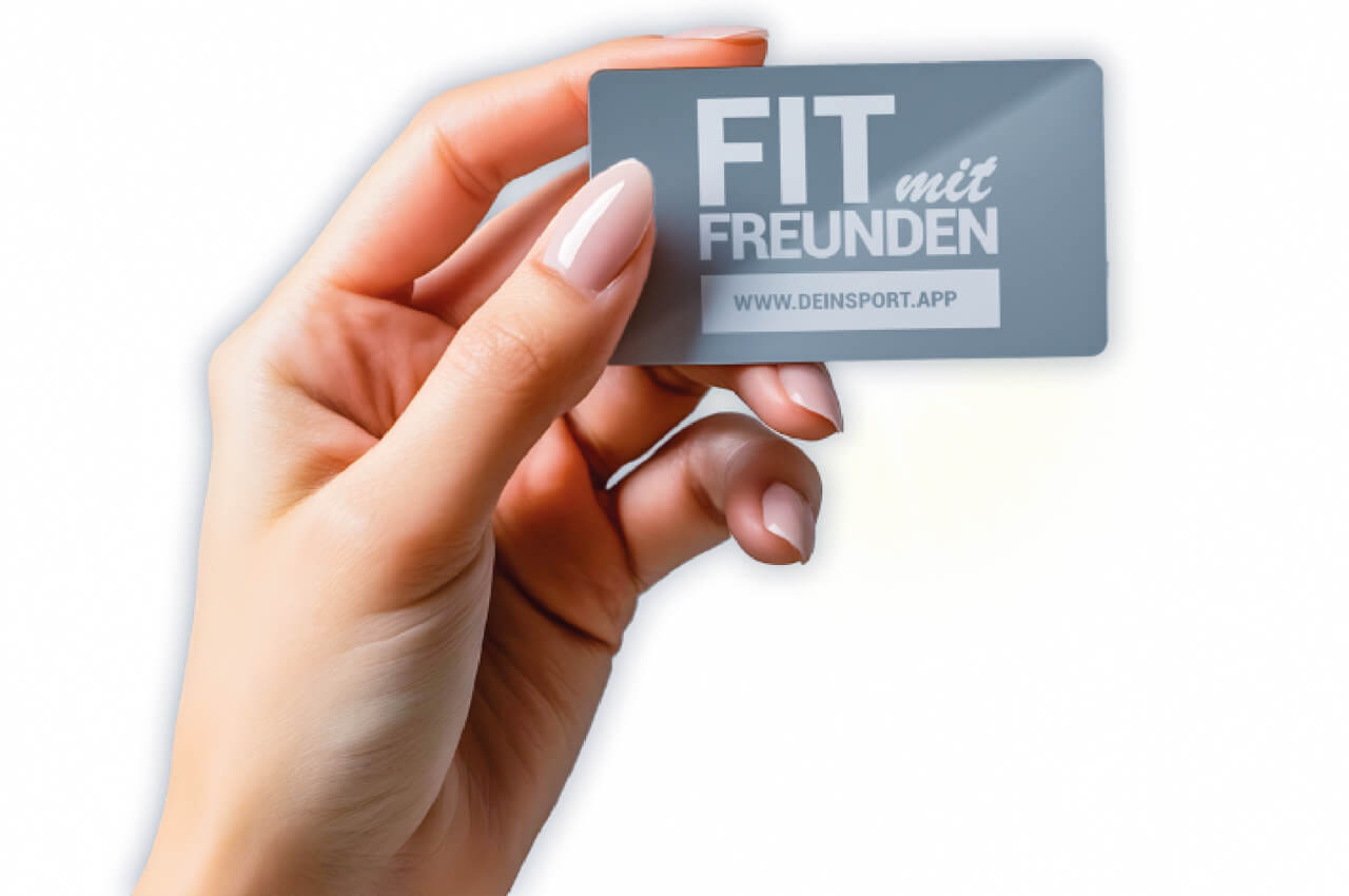 Hand hält Weiterempfehlungskarte
