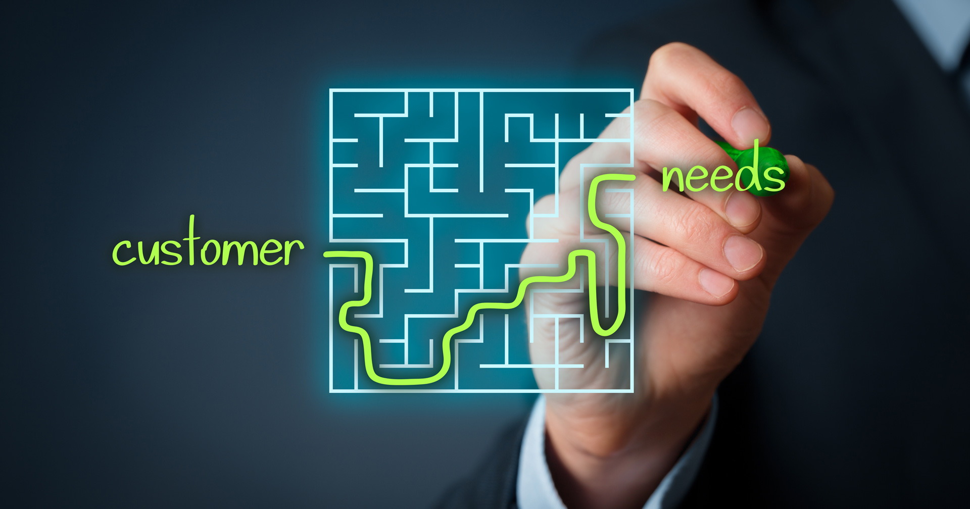 Manager verbindet eine Linie durch ein Labyrinth vom Wort customer zu needs