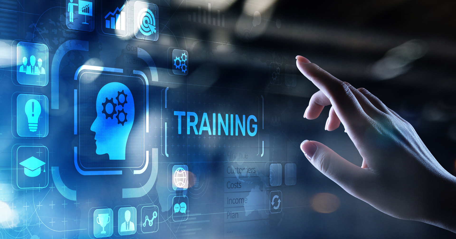 Hand tippt auf Bildschirm mit Gehirn, daneben das Wort "Training"