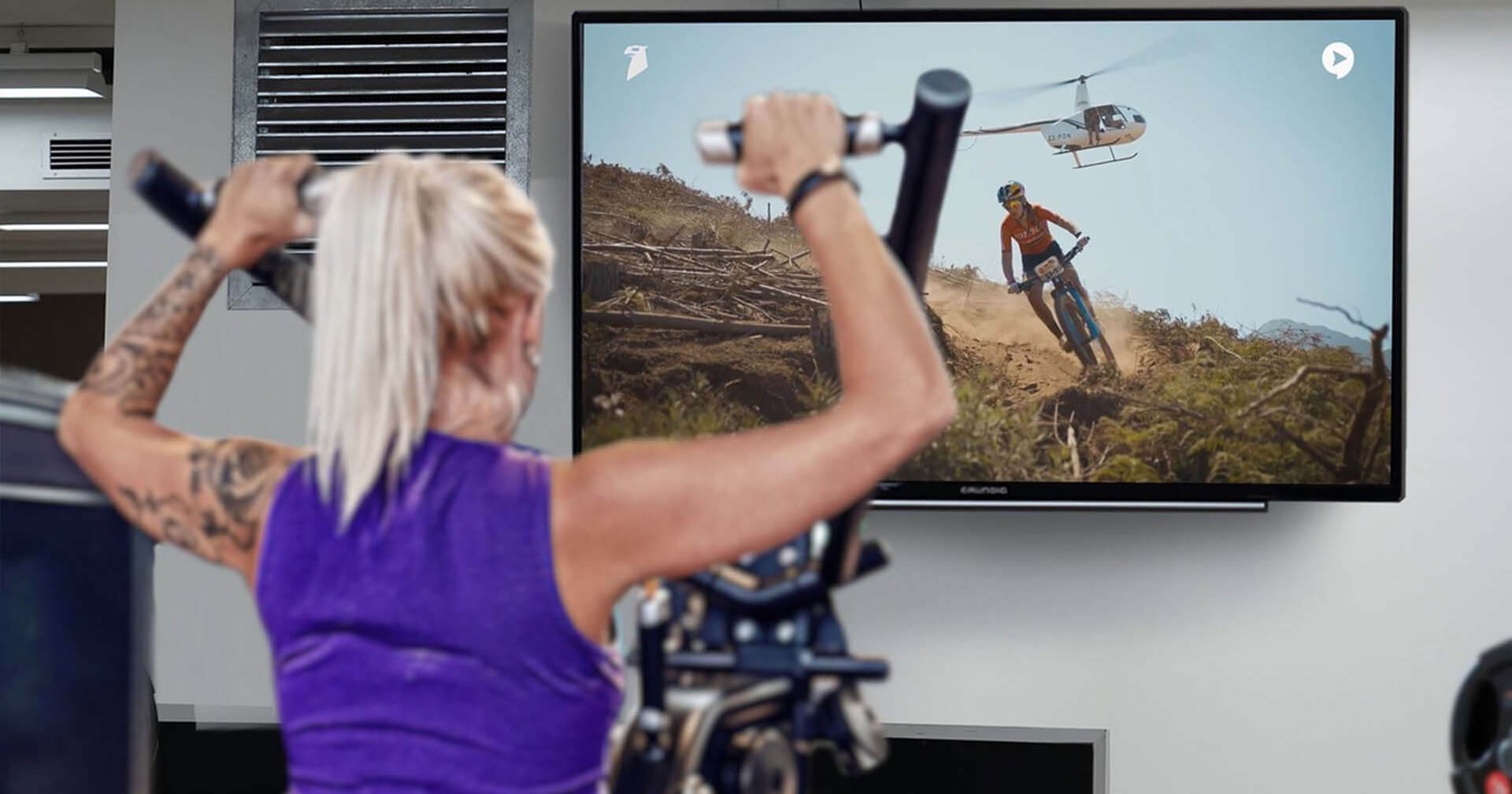Fitnessstudiomitglied vor einem Bildschirm