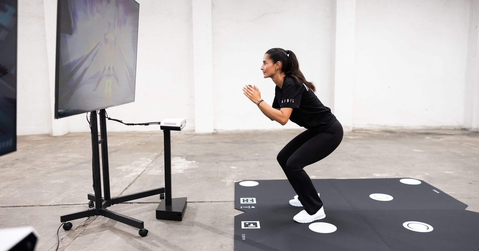 Patientin beim Training mit der AIRIS-Trainingsstation
