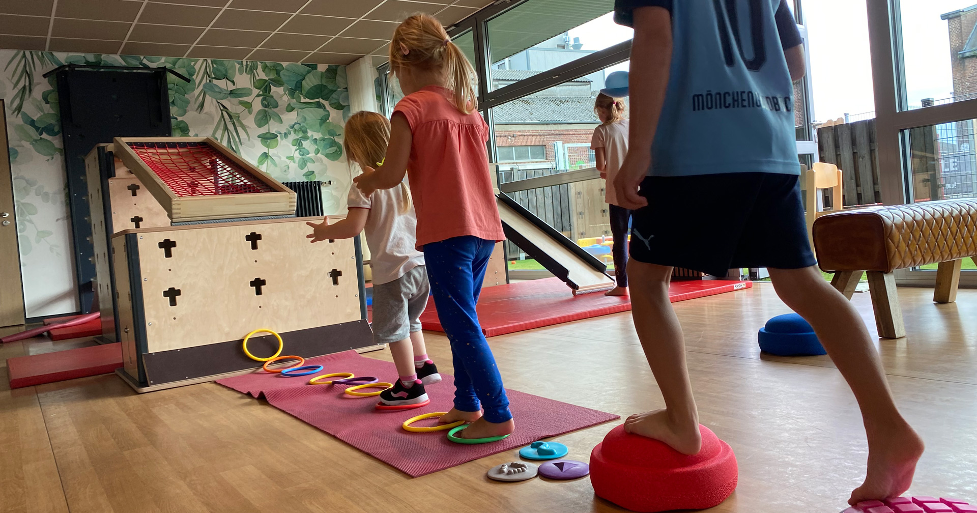 Kinder in Bewegung in der Halle 22 an Geräten von Cube Sports