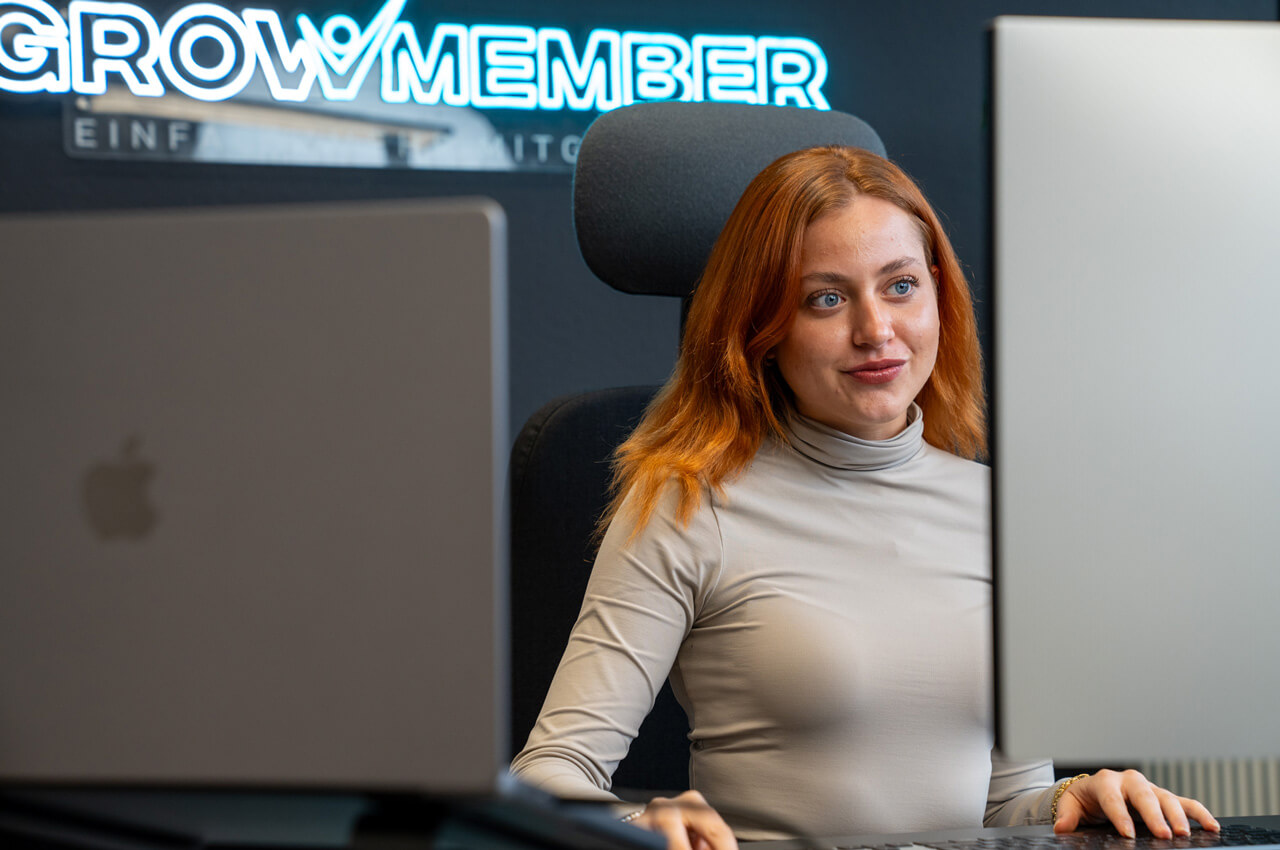 Mitarbeiterin von GrowMember Consulting beim Arbeiten