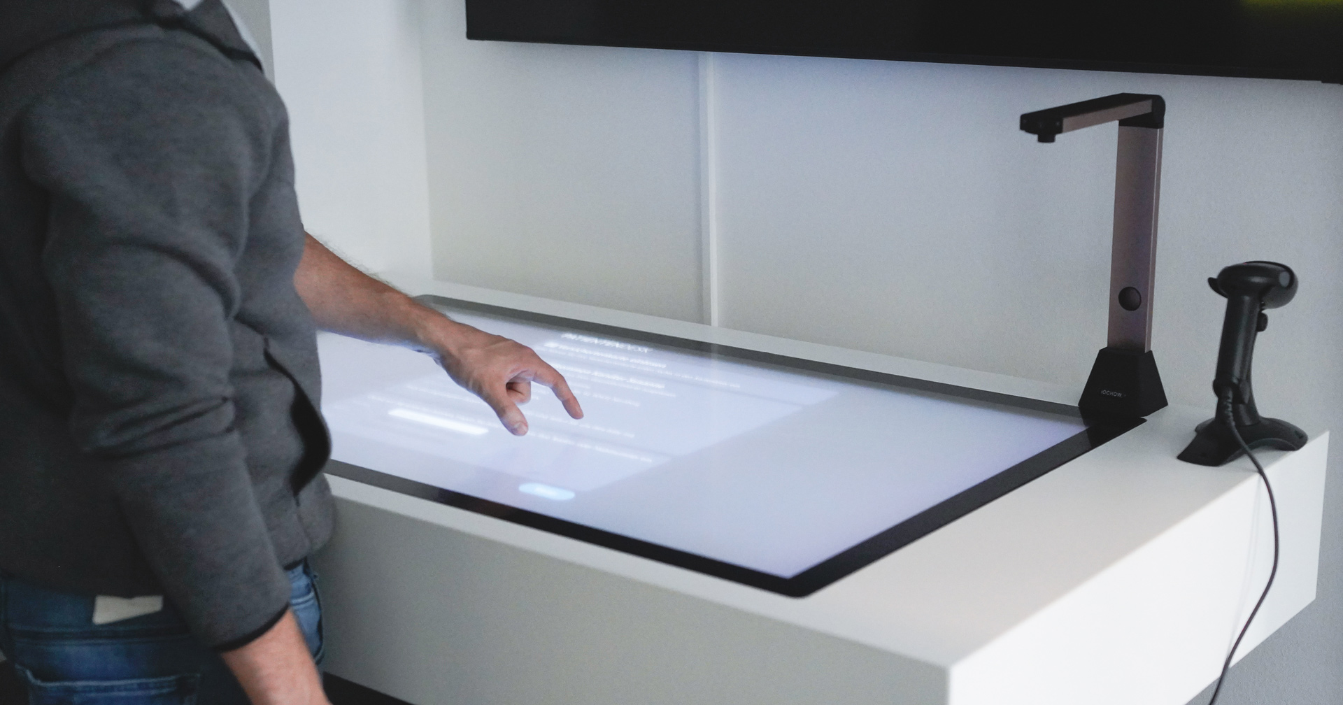 Kunde tippt seine Daten in den Patienten-Desk von Heal11 ein 