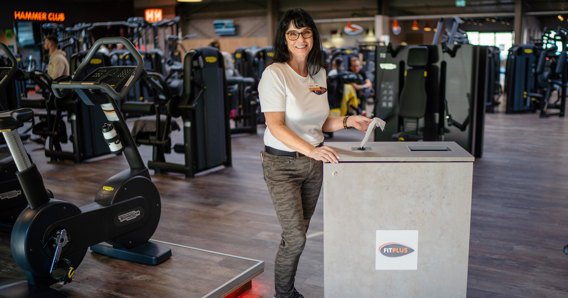 Hygienestation auf der Trainingsfläche in einem Fitnesstudio