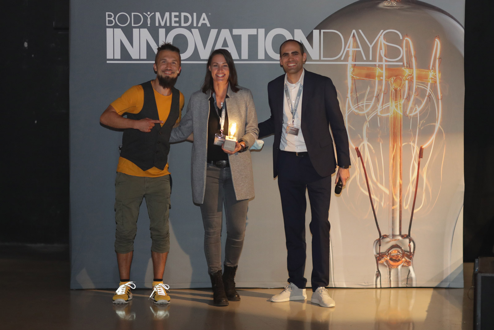 Innovation Days Award-Gewinnerfoto mit der seca-Vertriebsleiterin Angelina Zirkel, BODYMEDIA Geschäftsführer Nicolas Hessel und Moderator Tobias Conrad