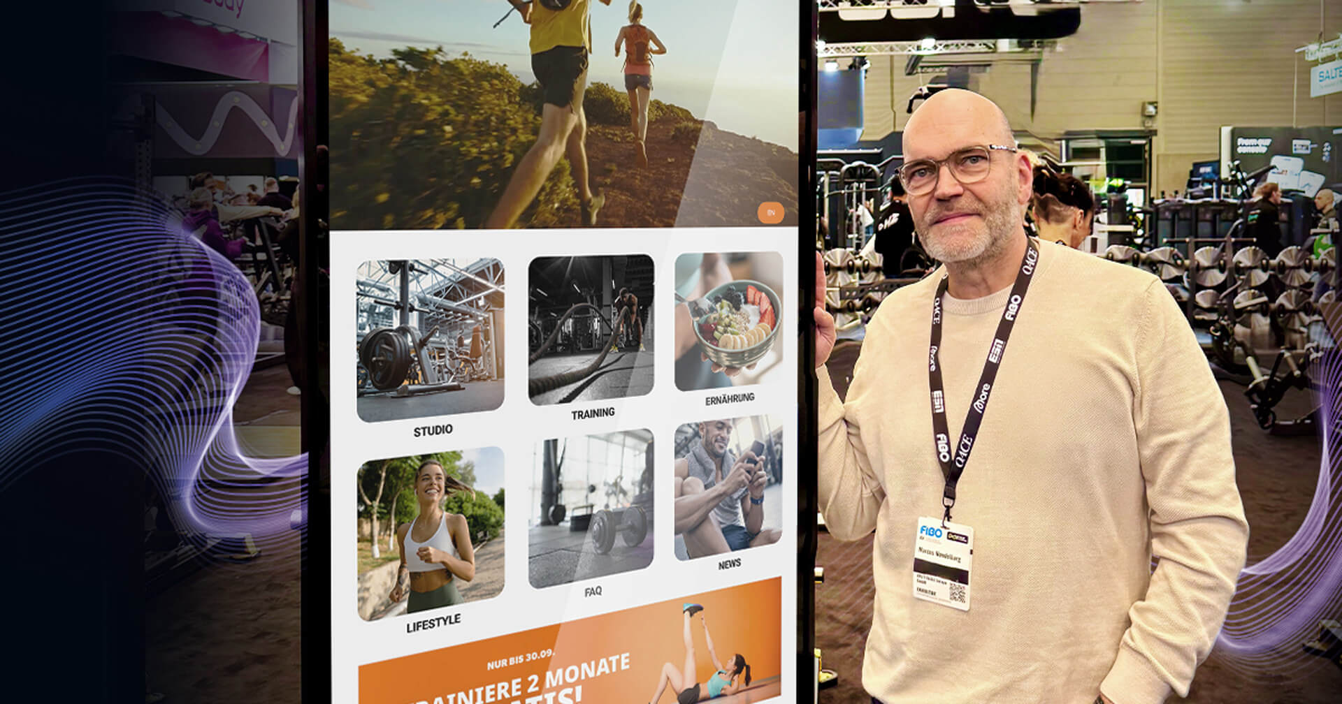 Marcus Wendelburg von Touch-Bay vor einer Smarten Stehle