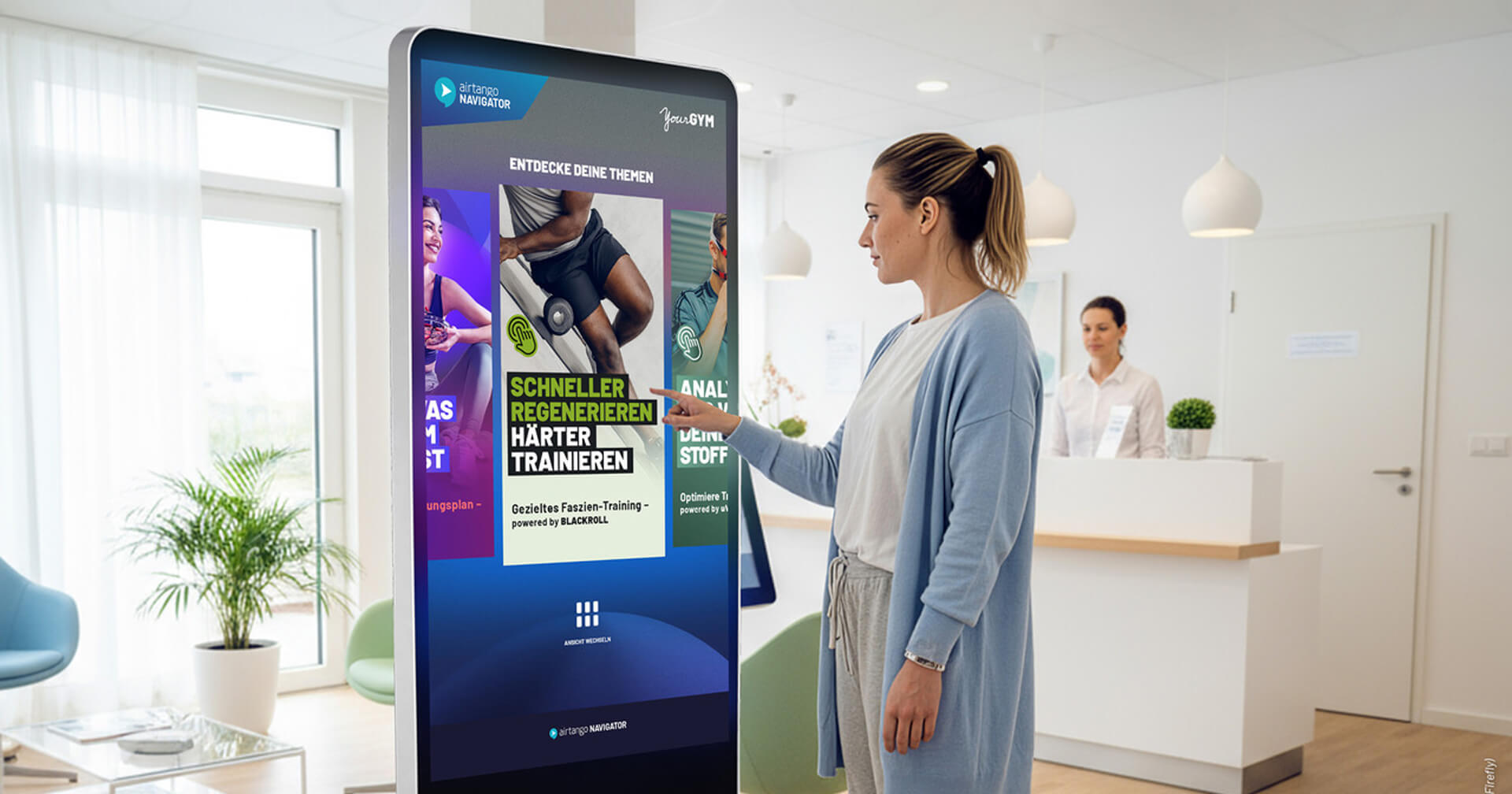 Patientin tippt etwas an einem digitalen Screen ein