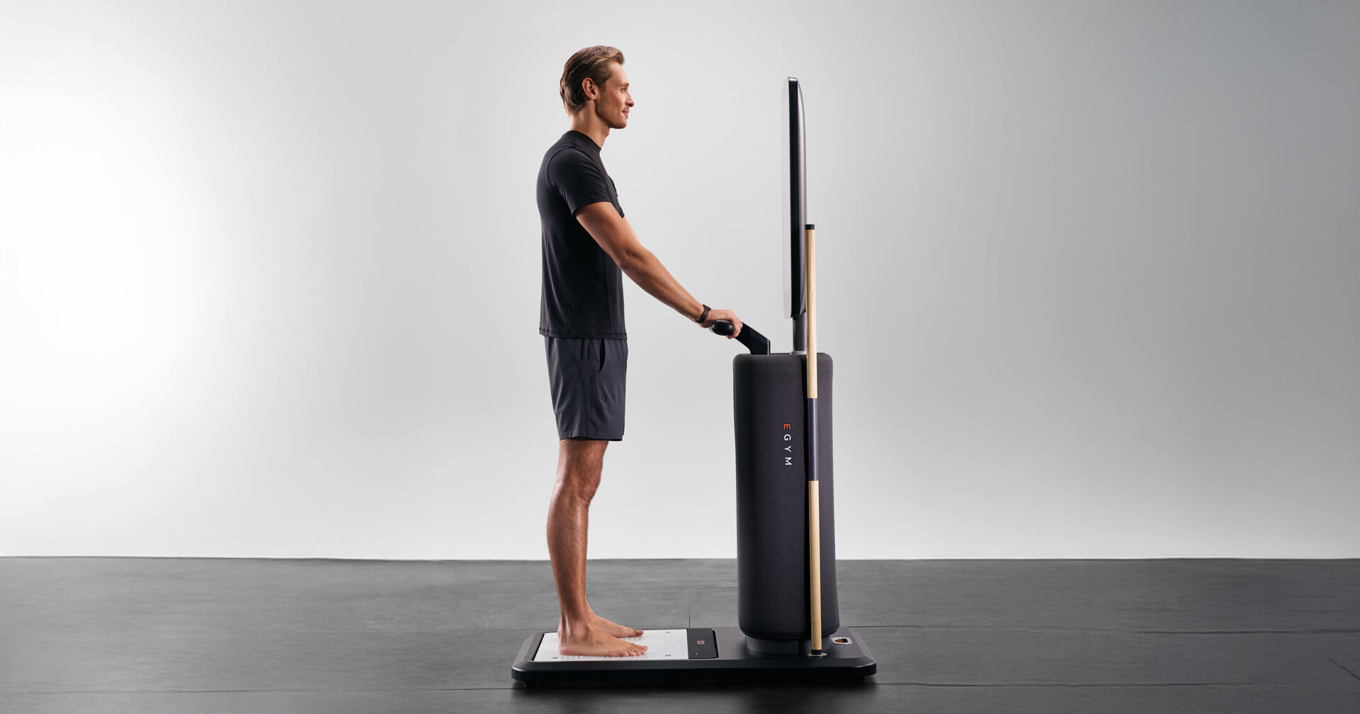 Fitnessstudiomitglied beim Onboarding im EGYM Fitness Hub