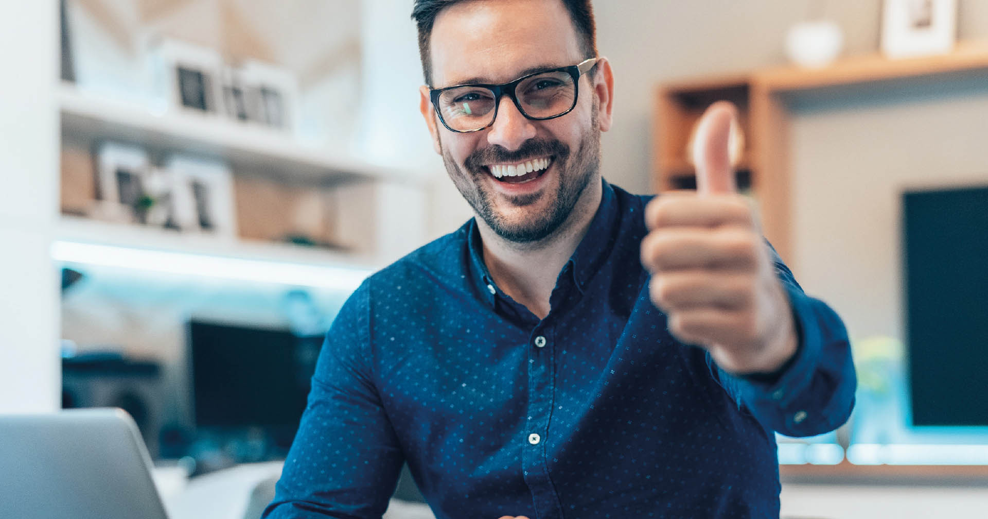 Glücklicher Mitarbeiter in seinem Büro