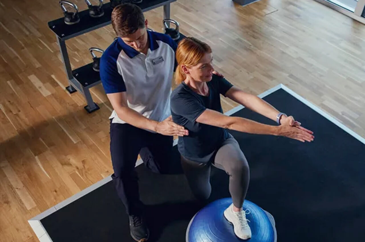 Physiotherapeut therapiert Patientin