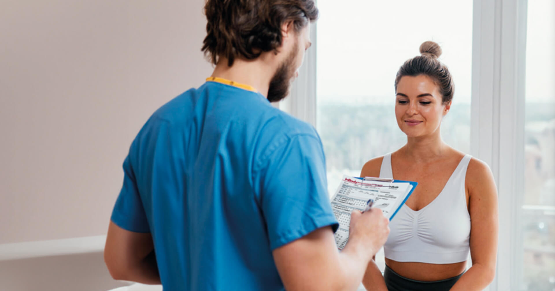 Therapeut und Patientin bei der Analyse eines InBody-Berichts