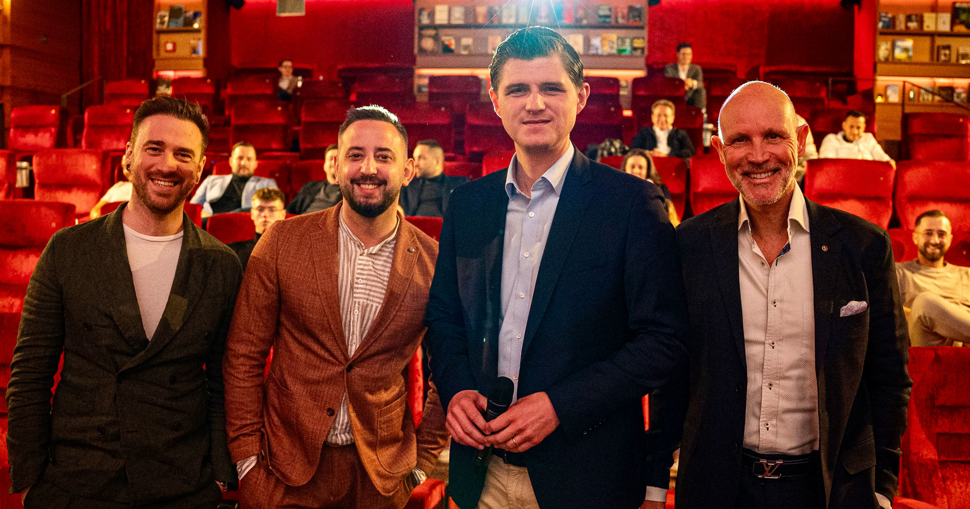 Tim und Aleks von TRINITY mit Julien Backhaus, Produzent, und Ralf Niehoff, Vermögensberater, bei der Premiere im Astoria Hamburg (v. l.)