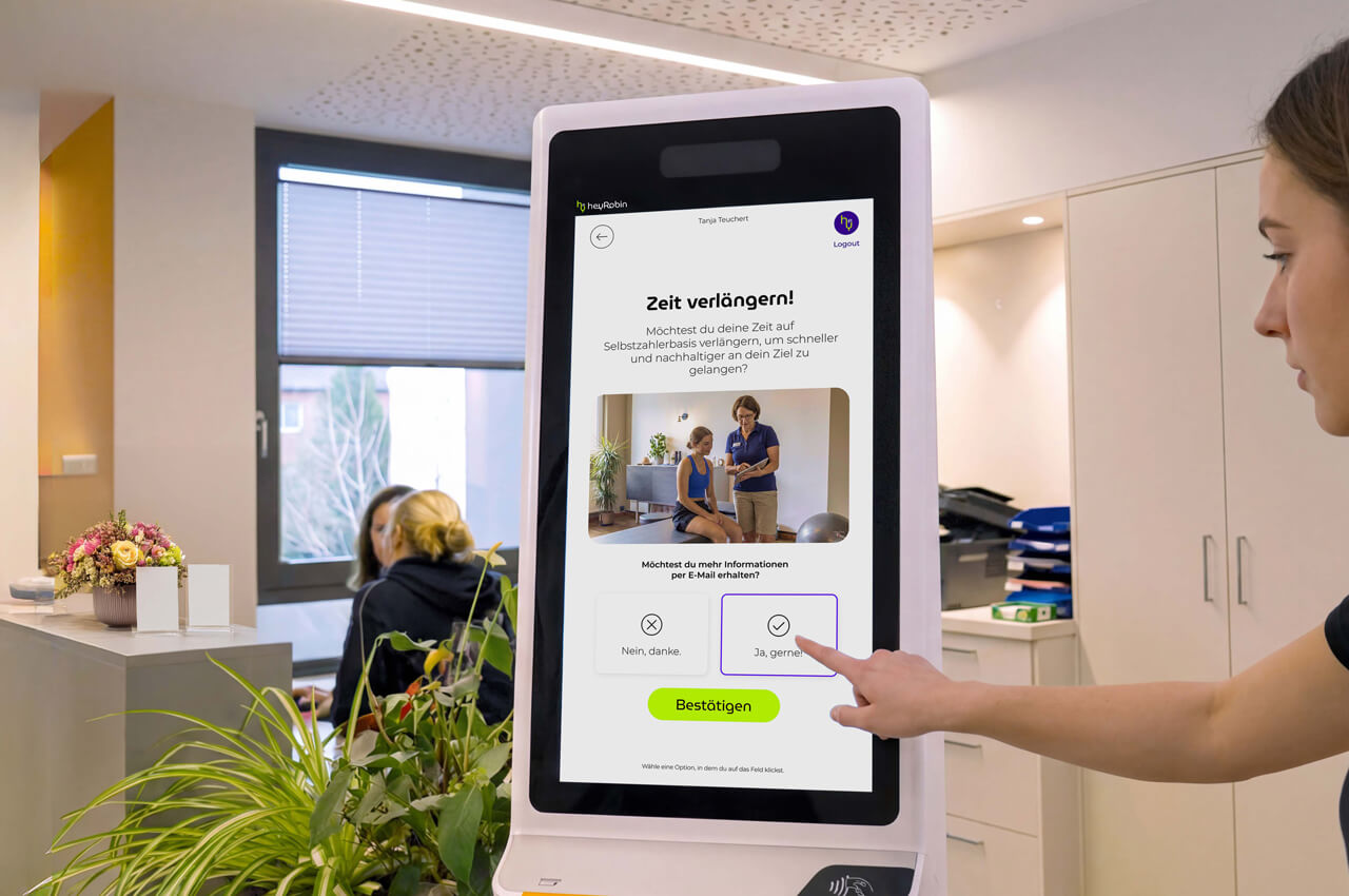 digitales Check-in-Terminal mit der Aufschrift &bdquo;Willkommen bei heyRobin!&ldquo;