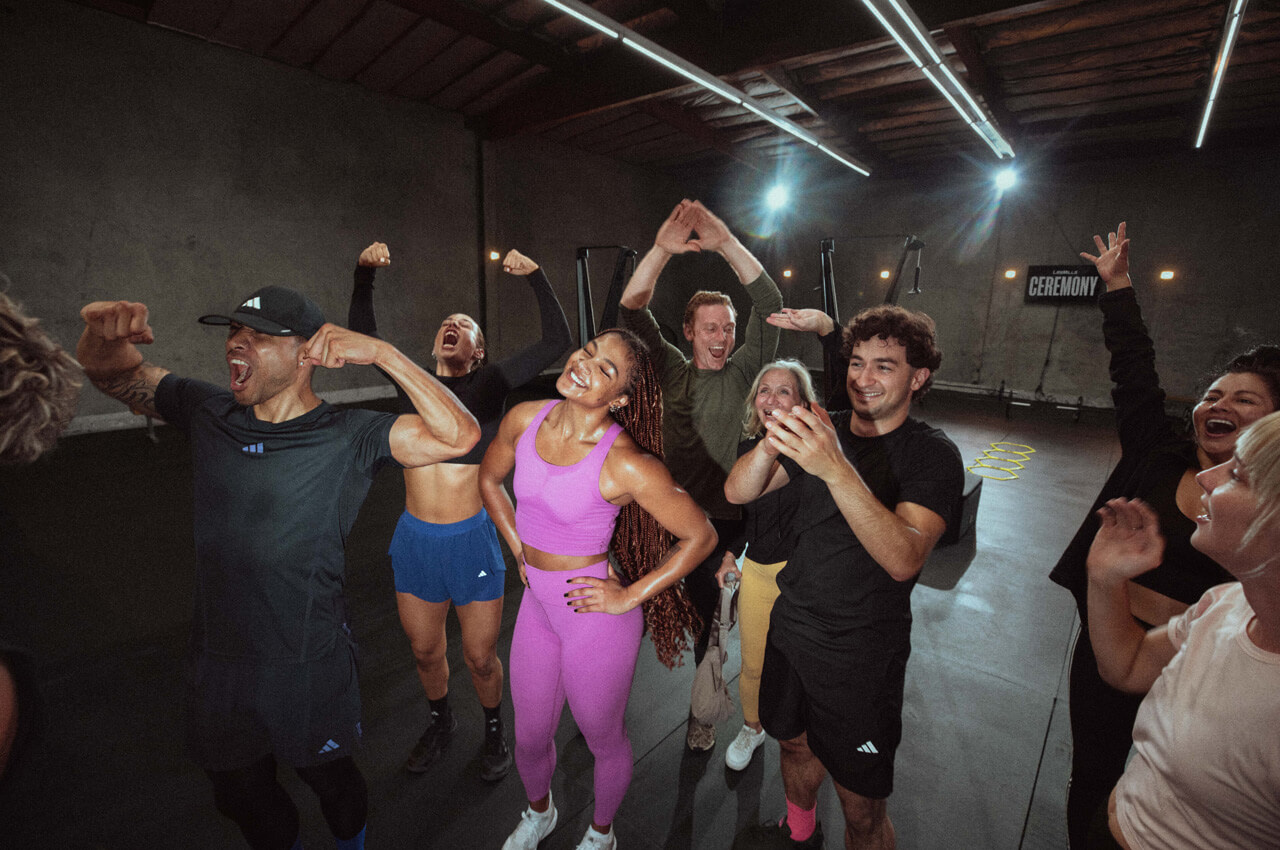 Fitnessstudiomitglieder im Kursraum