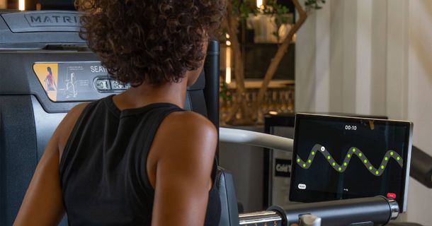 TRACKBAR und Matrix Fitness Benelux kooperieren Frau trainiert auf Matrix-Gerät