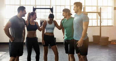 2 june Frauen und 3 junge Männer stehen im Kursraum und unterhalten sich freundschaftlich 