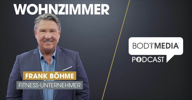 Frank Böhme vor BODYMEDIA Wohnzimmer Hintergrund