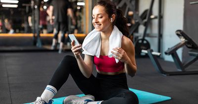 Frau trainiert im Fitnessbereich nach ihrer Physiotherapie