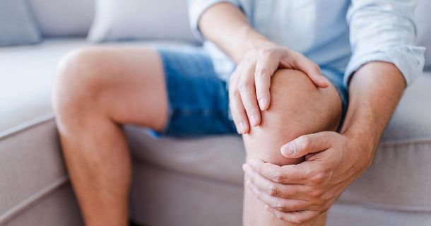 Mann hat Knieschmerzen aufgrund von Gonarthrose