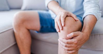 Mann hat Knieschmerzen aufgrund von Gonarthrose