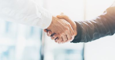 Zwei Personen geben sich die Hand