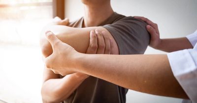 Physiotherapeut in einer Rehaklinik behandelt Schulterpatient