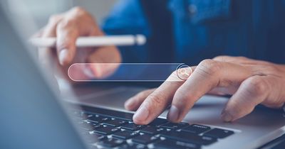 Suchleiste über einer Hand, die etwas in eine Tastatur eintippt
