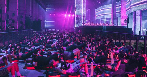 Große Halle mit Teilnehmern beim Lanmghante-Workout