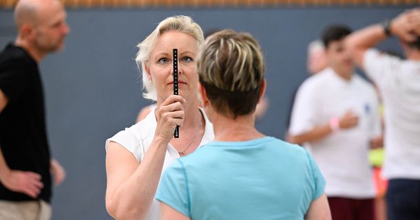 Teilnehmer des ARTZT neuro Symposiums nehmen an einem Kurs teil