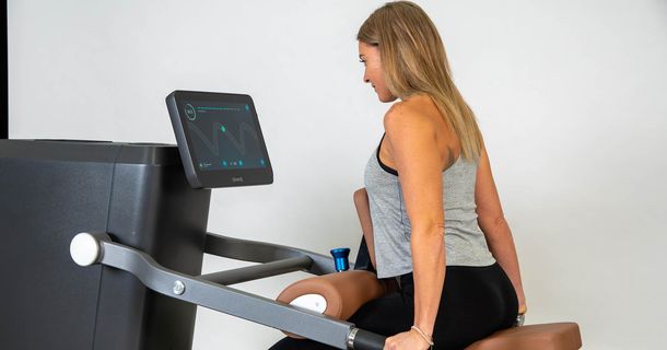 Junge Frau trainiert am neuen Q Dips