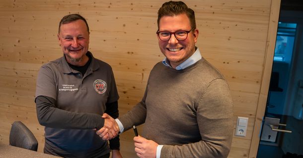 Shake-Hands zwischen Jörg Geppert und Bernhard-Stefan Müller bei der Vertragsunterschrift (v. l.)ard 