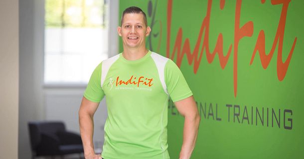 Der Gründer von IndiFit, René Theilicke, posiert in seinem Personal-Training-Studio, das bald deutschlandweit als Franchise ausgerollt werden soll