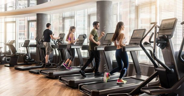 Sportler auf Laufbändern im Fitnesstudio