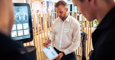 EGYM-Mitarbeiter erklärt Interessenten Auswertungeb am Tablet