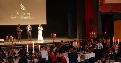 Der Gala-Abend bot den 250 Gästen neben einer fesselnden Dinner-Show mit atemberaubenden Performances eine exquisite kulinarische Reise, untermalt von Live-Musik und der feierlichen Verleihung des HERACLES Award.