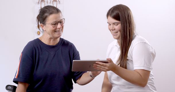 Zwei Frauen schauen in ein Tablet 