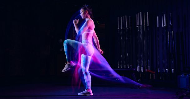 Frau bei Ausfallschritt