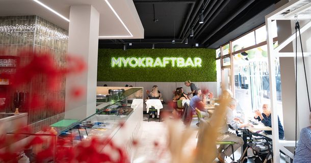 Das Bild zeigt das moderne Interieur der MYOKRAFTBAR, einem fitnessorientierten Gastronomie-Konzept