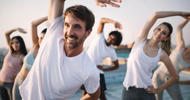 gruppe von fröhlichen Menschen beim Stretching