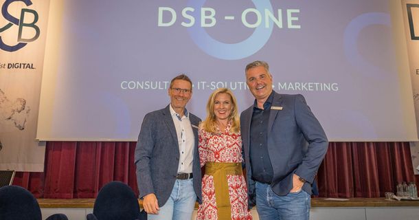 Siggi Manz, Conny und Christian Hörl (v. l.) auf der Bühne vor dem DSB-Logo