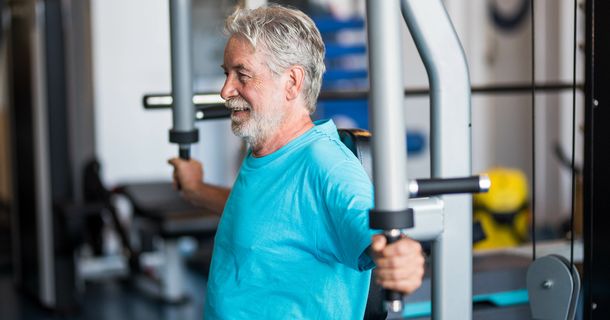 Senior beim Training im Gym