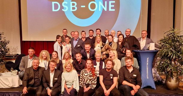 Das DSB-Mitarbeiterteam auf der Bühne beim Netzwerktreffen am Mondsee