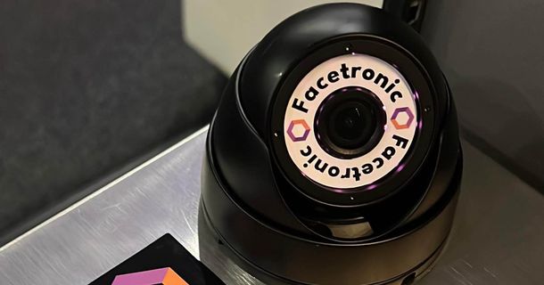 Kleine Kamera mit Schriftzug Facetronic am Check-in eines Fitnessstudios