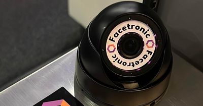 Kleine Kamera mit Schriftzug Facetronic am Check-in eines Fitnessstudios