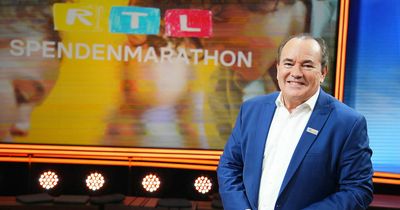 RTL-Moderator, im Hintergrund RTL-Logo plus Schriftzug "Spendenmarathon" INJOY erneut beim RTL-Spendenmarathon 2025 am Start